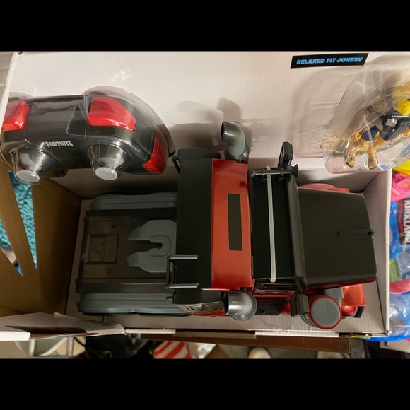 Fortnite Deluxe MudFlap RC Semi-Truck - Picture 10 of 11